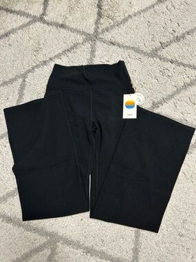 New with tag Vuori All the feels bootcut legging size M